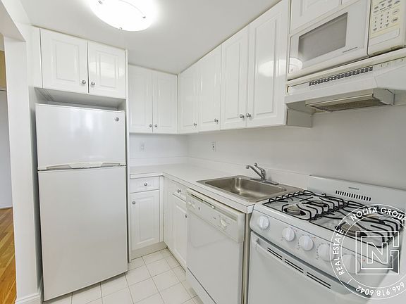 2nd image of 1 Astor Pl APT 9F
