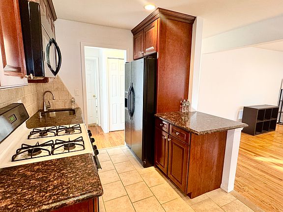 3rd image of 127 Maybury Ave #1