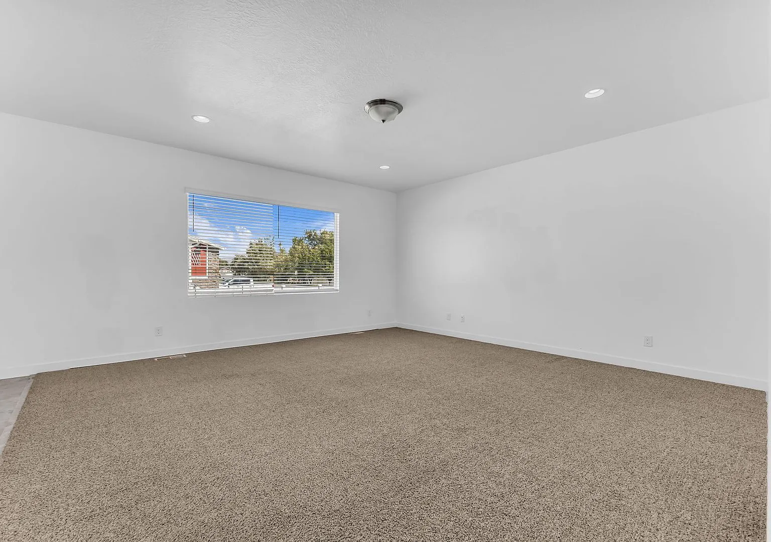 Modern 6 Bed Syracuse Home with RV Parking & 3 Car Garage — Photo 2