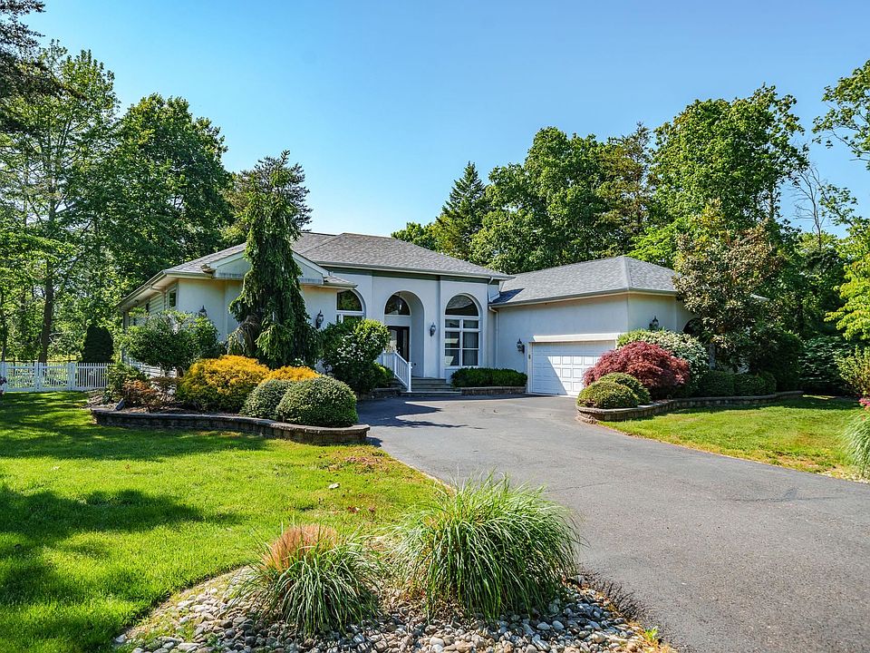 1st image of 11 Holly Knoll Dr