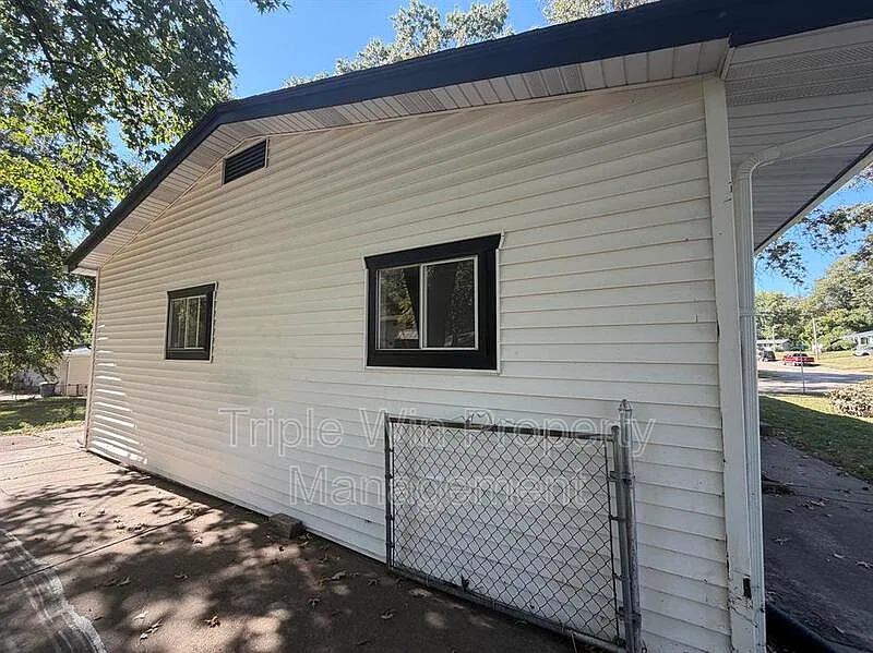 3 bed, 1.0 bath, 936 sqft, $1,350 — Photo 3
