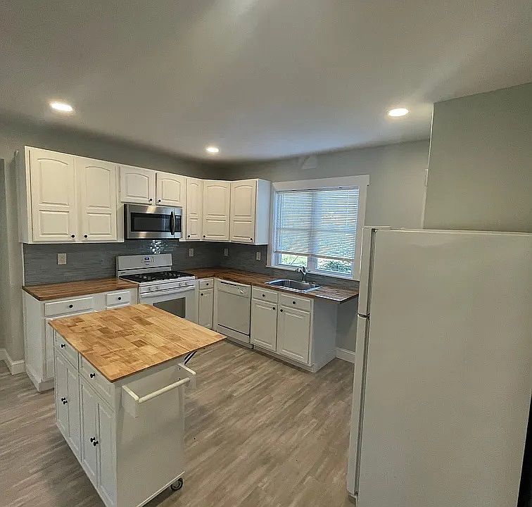 1st image of 559 W Graisbury Ave