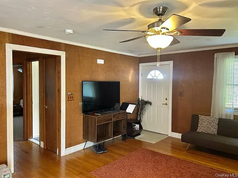 43 Totten Pl — Photo 4
