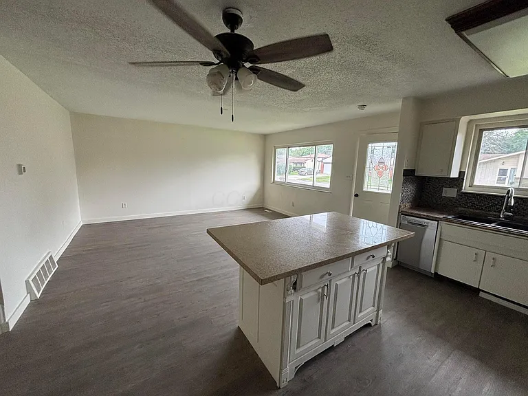 4900 Kresge Dr — Photo 5
