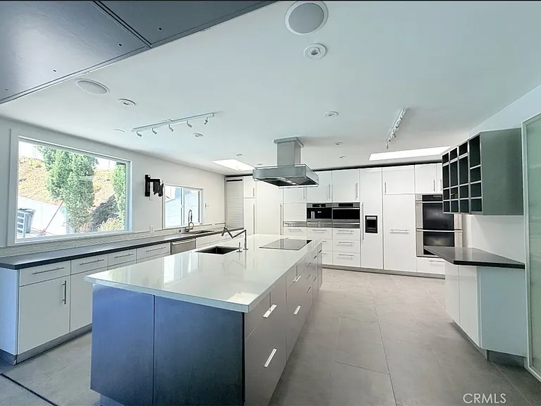 1801 Roscomare Rd — Photo 10