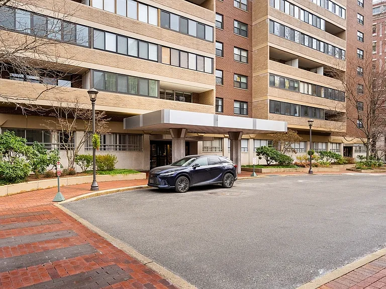 2 Hawthorne Pl #17M — Photo 31