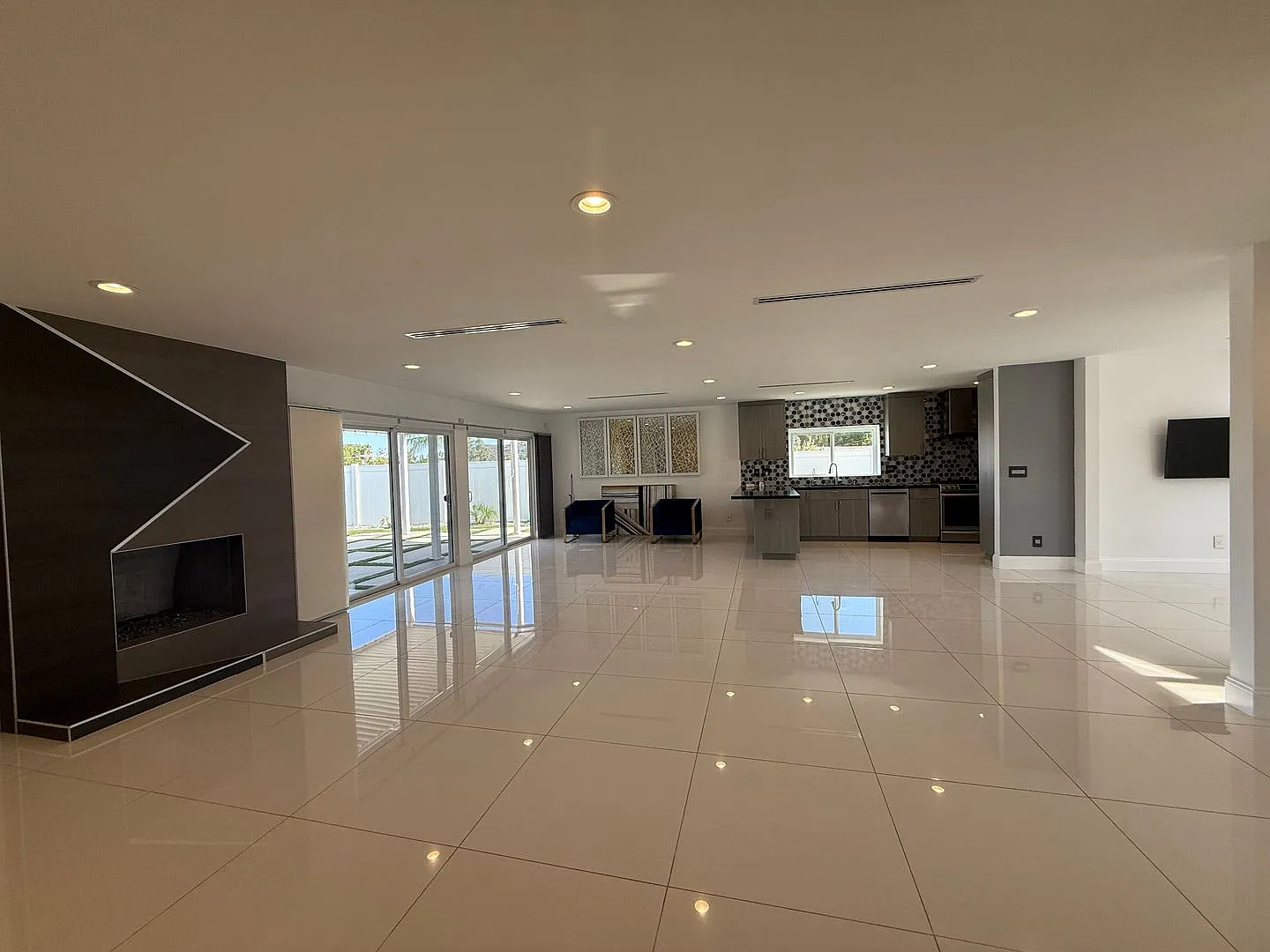 Beautifully Upgraded Tujunga Home with Pool / Entertainer's Backyard — Photo 2