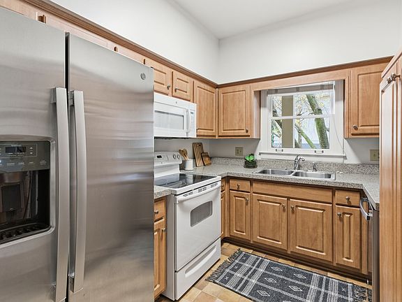 5th image of 2039 Lombardy Ave