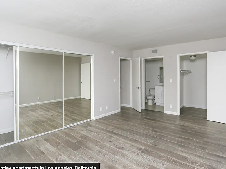 2110 S Bentley Ave — Photo 23