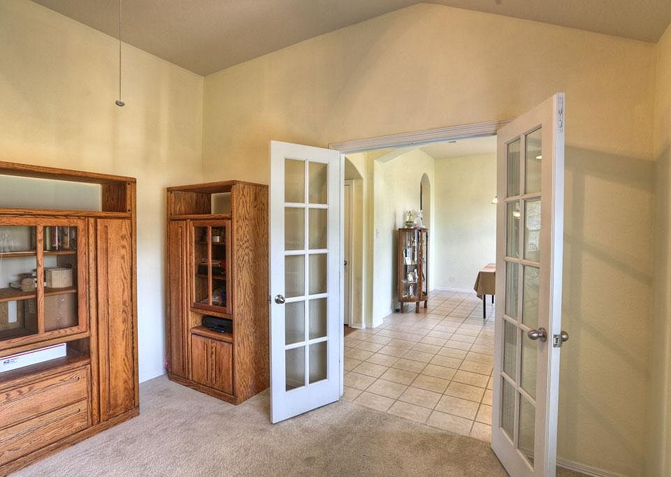 Private study w/French doors