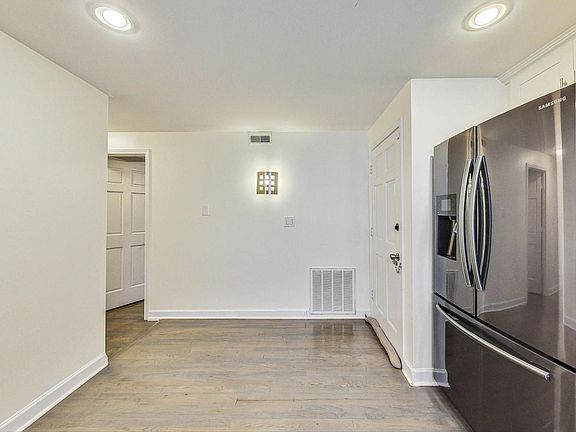 5th image of 1056 N Leavitt St