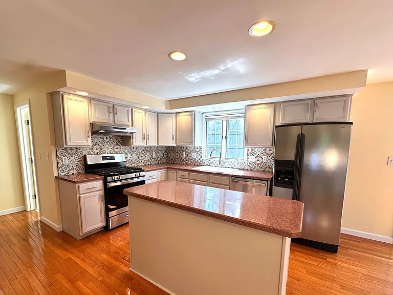 322 Lowell St — Photo 6