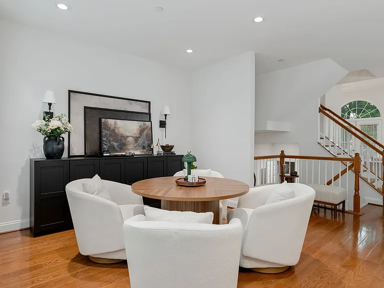 413 Clayton Ln — Photo 9