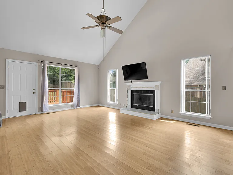 1104 Crestfield Dr — Photo 12