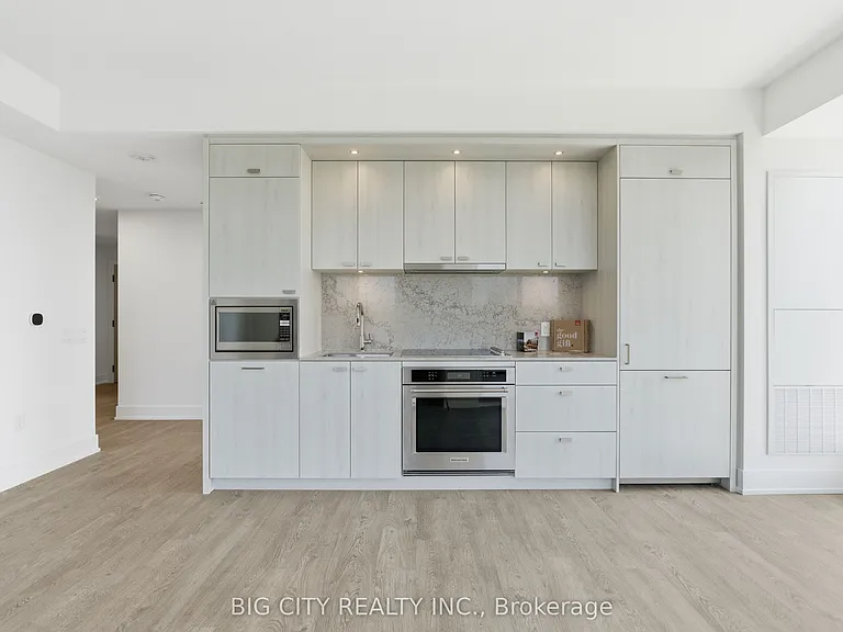 858 Dupont St #705 — Photo 4