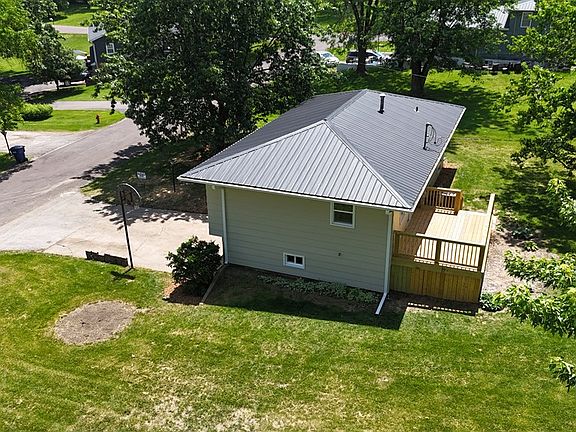 3rd image of 150 E Circle Dr