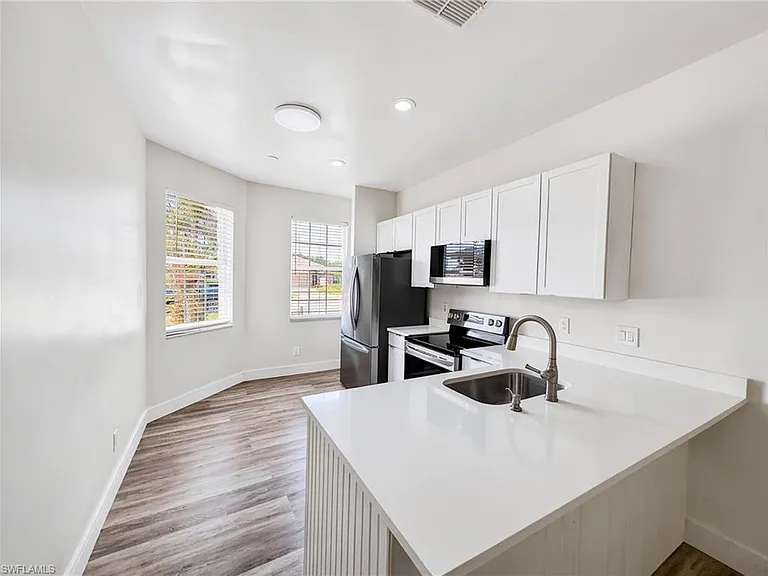 9750 Sassafras Ct — Photo 3
