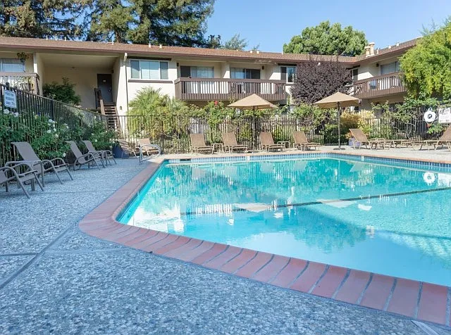 El Portal Apartments — Photo 5