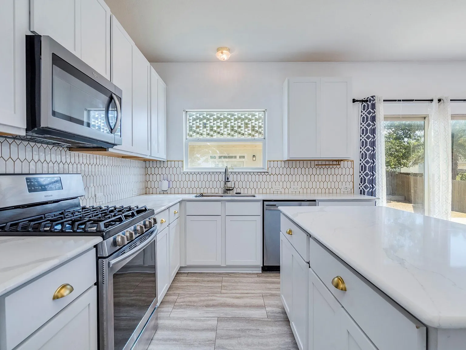 4 bed, 2.5 bath, 2050 sqft, $2,050 — Photo 4