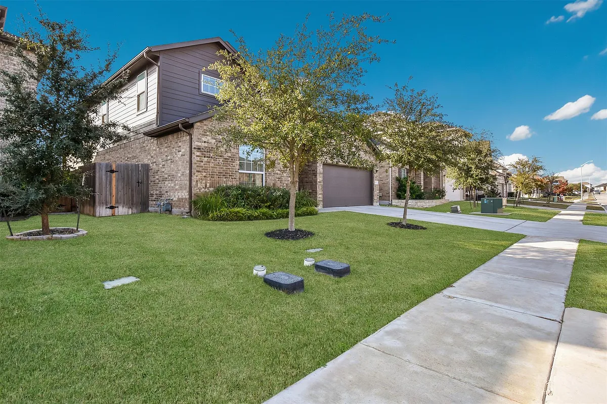 Building Photo - 605 Oleander Loop
