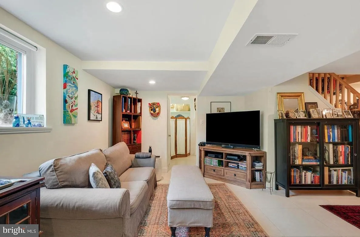 4 bed, 2.5 bath, 2688 sqft, $4,995 — Photo 4