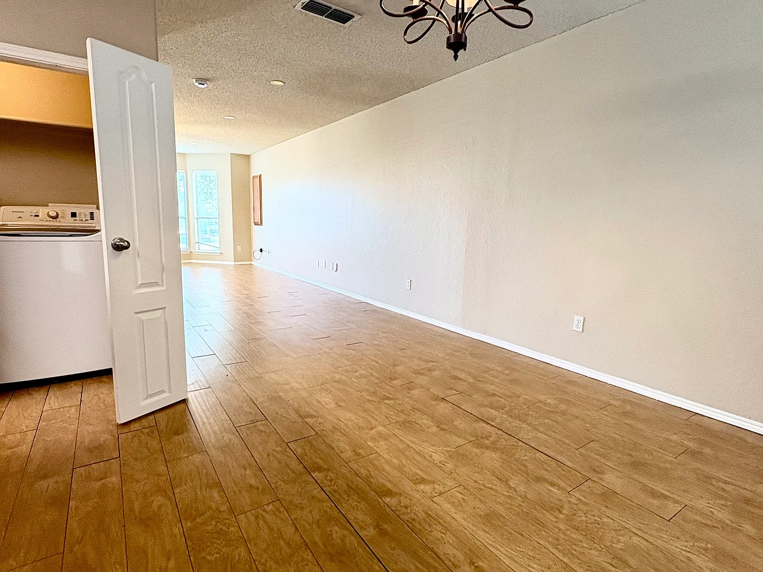 3 bed, 2.5 bath, 1321 sqft, $1,850 — Photo 3