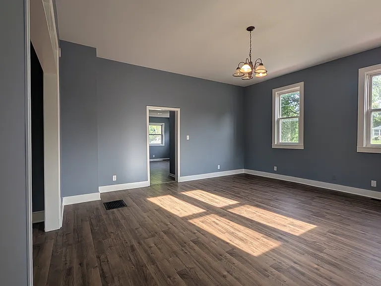 423 E Washington St — Photo 8