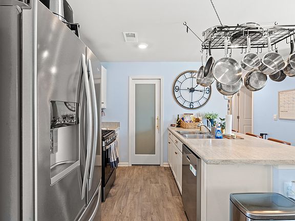 4th image of 920 Akron St.