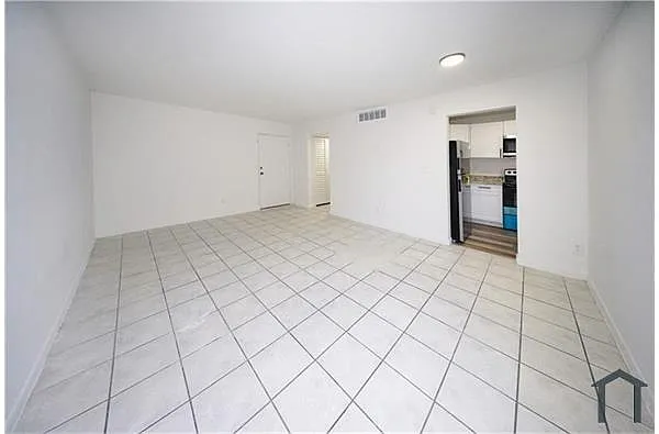 Building Photo - 1000 NW 95th Ter