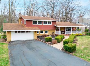 8064 Wood Dr, Grosse Ile, MI 48138