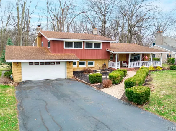 8064 Wood Dr, Grosse Ile, MI 48138