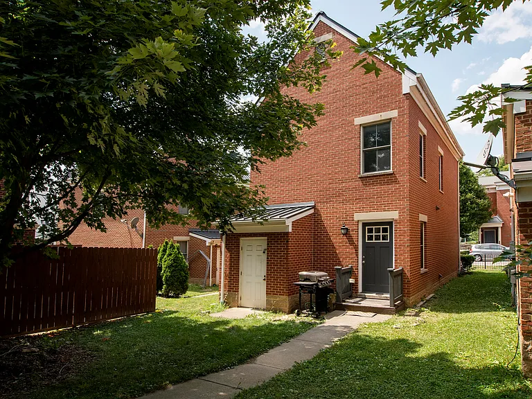 232 W 8th St — Photo 13