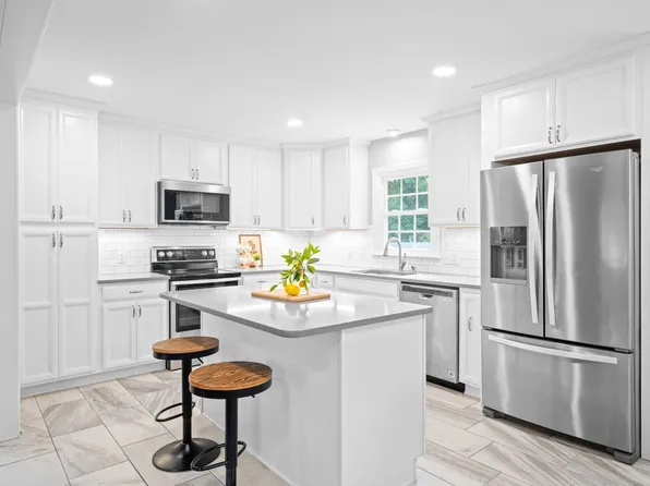 911 Springmont Dr, Hopkinsville, KY 42240