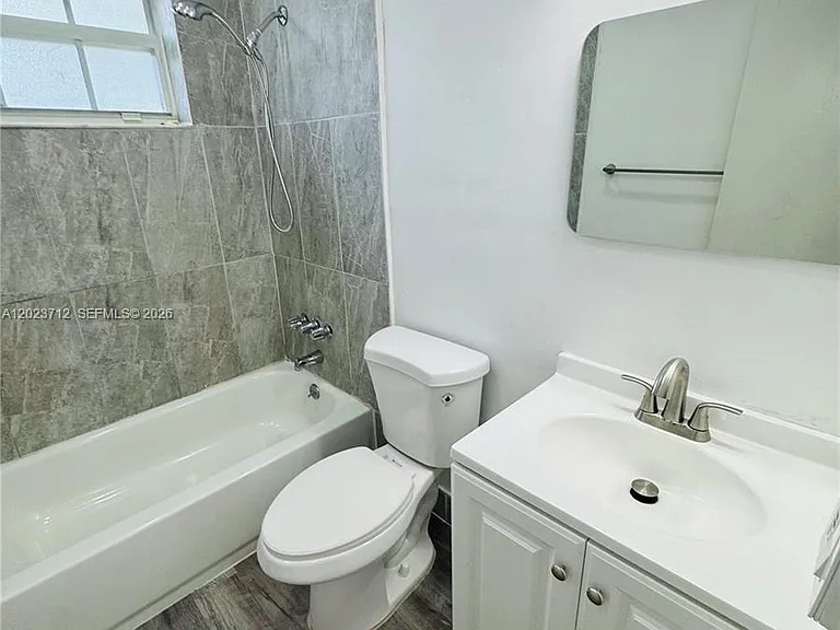 631 NW 11th Ave #B — Photo 9
