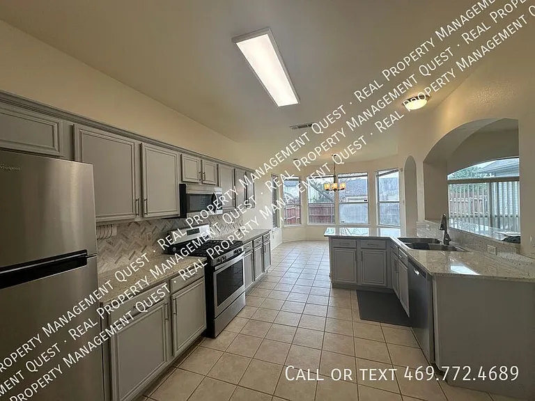 5149 Lauren Ln — Photo 8