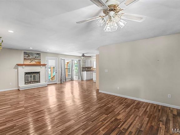 3rd image of 929 Peace Haven Dr