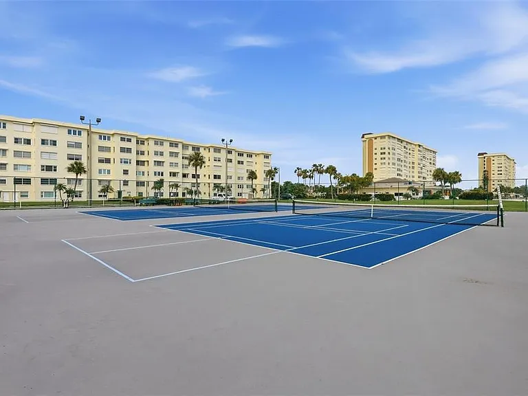 4775 Cove Cir #106 — Photo 32