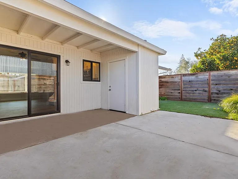 Private fenced yard. Small laundry room with hook-ups ONLY.