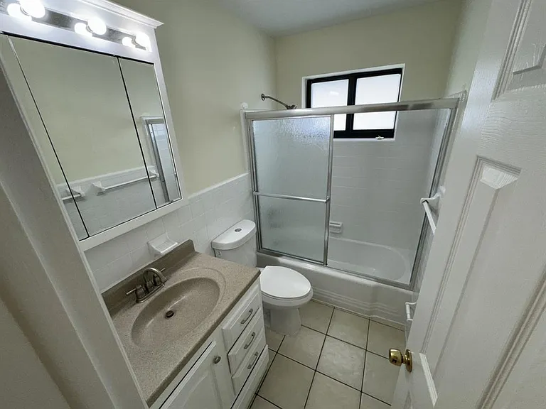 1101 NE 18th Ct #1 — Photo 3