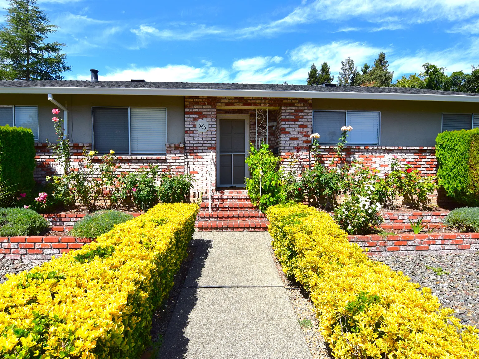 3 bed, 1450 sqft, $4,300 — Photo 1