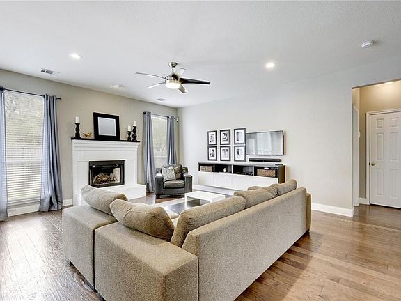 3rd image of 2930 Sussex Gardens Ln