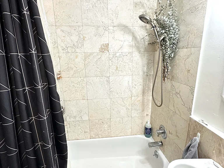 233 W 14th St #3R — Photo 21
