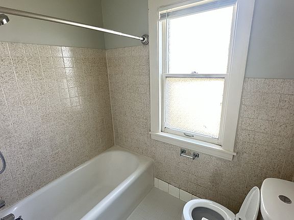 2nd image of 4812 N Kilpatrick Ave APT 2R