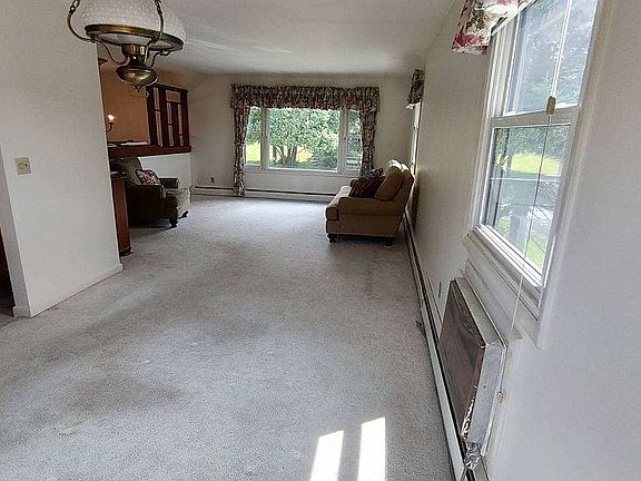 4th image of 35 Deerfield Dr