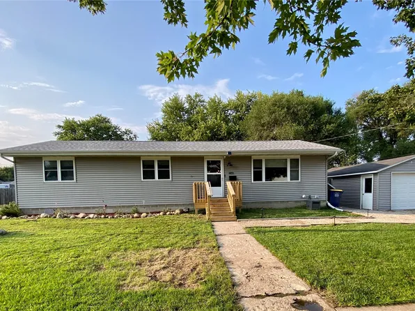 401 E 12th St, Vinton, IA 52349