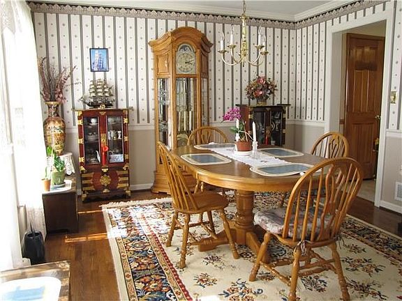 Dining Room with Crown Moulding