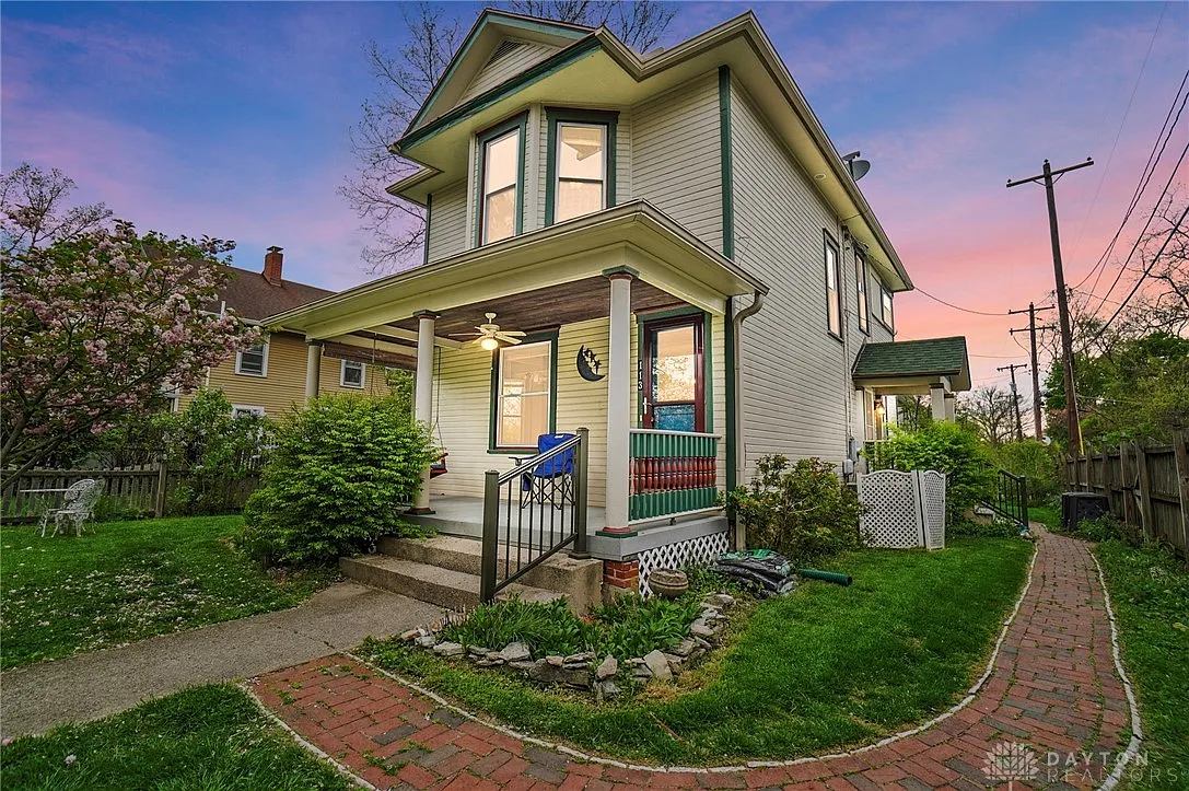 113 E Davis St photo 1
