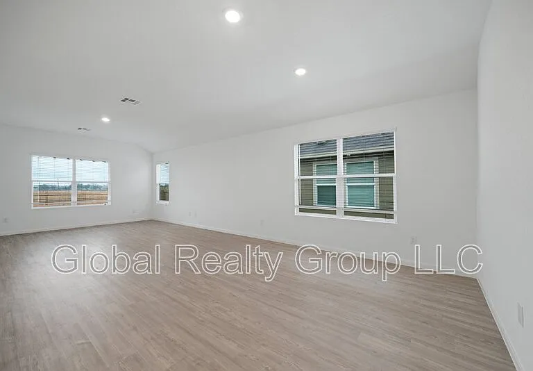 9105 Navarro Vis — Photo 25