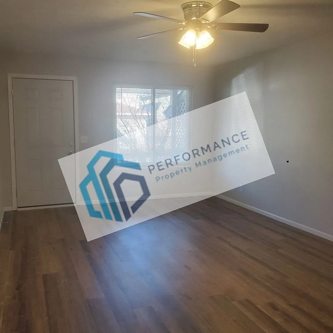 South Lincoln Townhouse with 4 bedrooms, 2 1/2 baths, and 2 stall garage. — Photo 3
