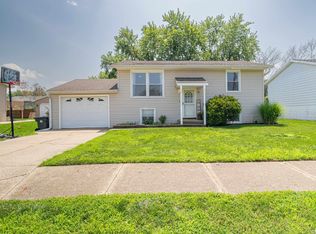 906 Eisenhower Dr, Pekin, IL 61554